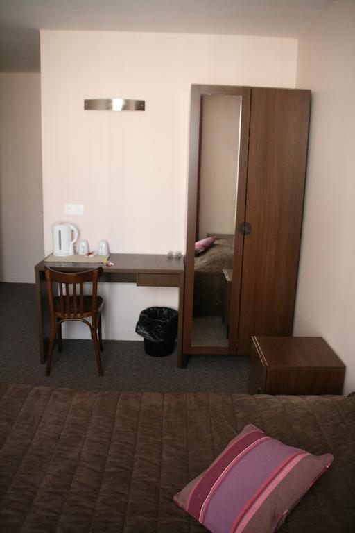 Hotel Du Roussillon Παρίσι Δωμάτιο φωτογραφία
